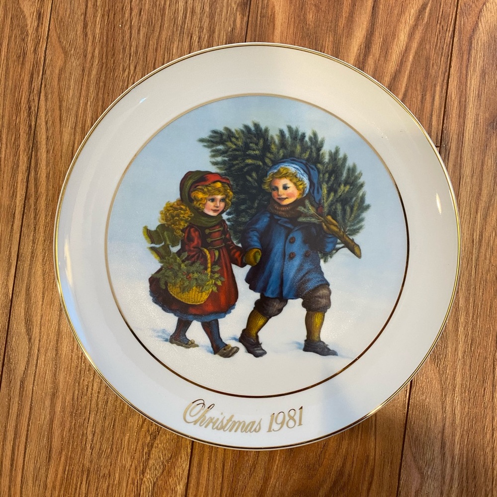 Vintage Avon Christmas plate 1981